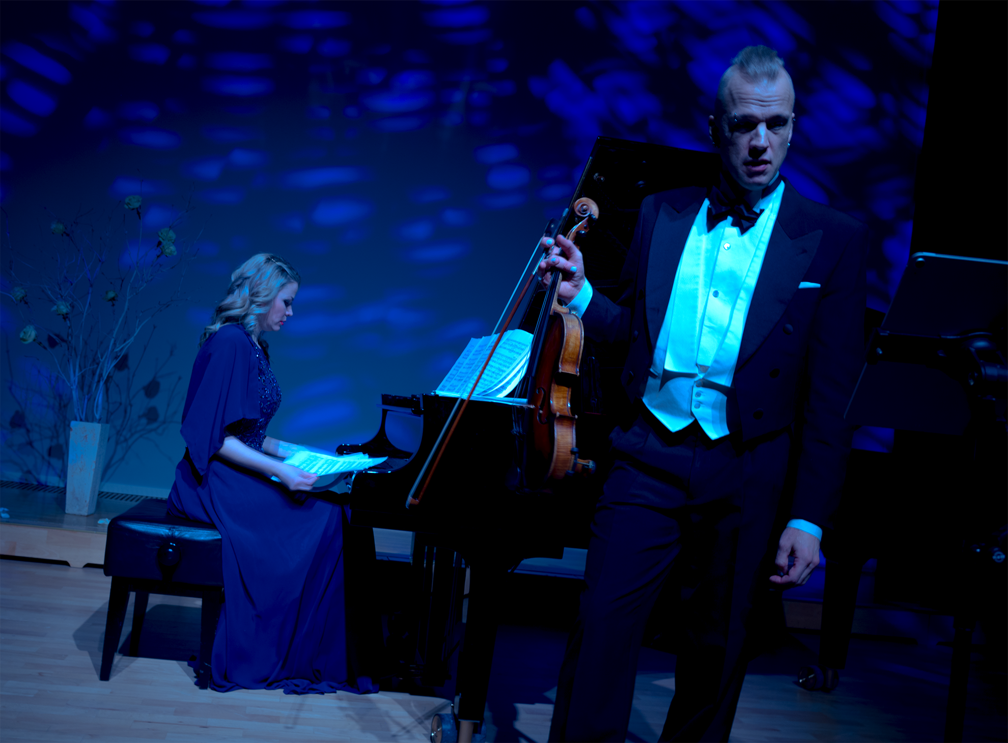 Duo Rhosia performing